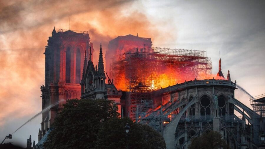 Notre-Dame on Fire (2022) ภารกิจกล้า ฝ่าไฟนอเทรอดาม - Notre-Dame brûle